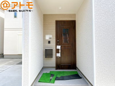 【玄関】 | 葵区田町2丁目　新築戸建　A号棟 | 落ち着いた色合いの玄関はダブルロックで防犯性に優れた仕様になっています♪
