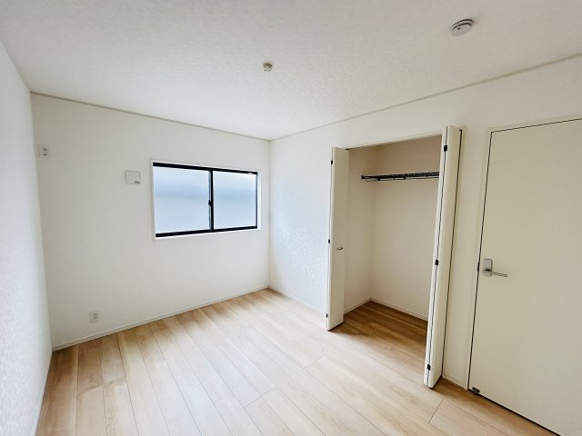 新築　高崎市金古町第16　クレイドルガーデン　4号棟の収納|現地写真　それぞれのお部屋に収納スペースがあるのでお片付け上手で室内もスッキリ♪
