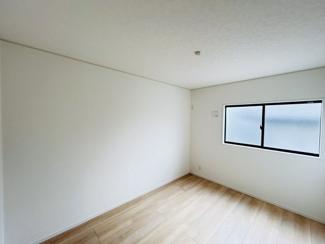 新築　高崎市金古町第16　クレイドルガーデン　4号棟の洋室|現地写真　9帖の広々とした主寝室