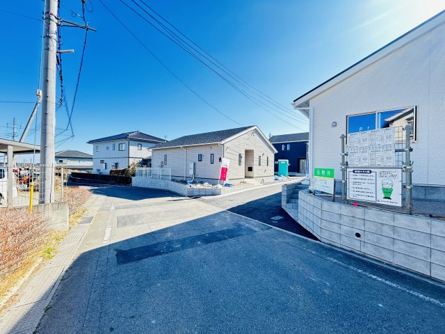 新築　高崎市金古町第16　クレイドルガーデン　4号棟の前面道路含む現地写真|現地写真　北側接道幅員約5ｍ