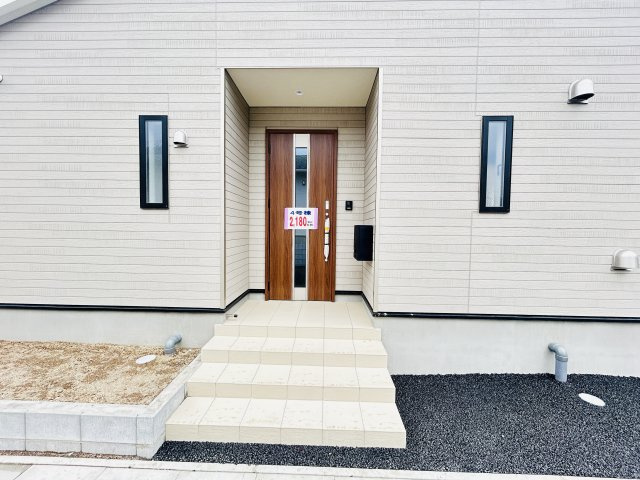 新築　高崎市金古町第16　クレイドルガーデン　4号棟の玄関|現地写真　ポストと一体型のTVモニターホンでセキュリティ安心！
