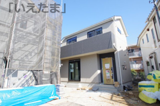 【外観パース】 | 【仲介手数料無料！！】日野市落川　新築戸建て（全2棟）B号棟　5090万円 | 本パースは、イメージ図につき、風景、建物、植栽などについては施工後の現物との差異が生じます
つきまして本パースによって生じたいかなる損害については一切責任を負いません