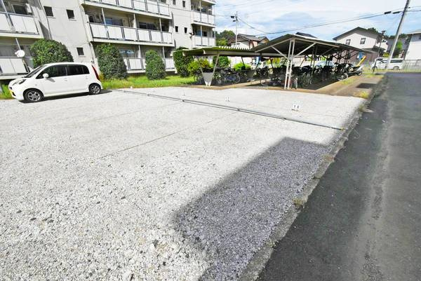 ビレッジハウス玉戸1号棟の駐車場