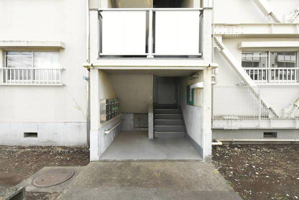 ビレッジハウス玉戸1号棟のエントランス