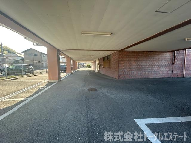 アーデント秋根の駐車場