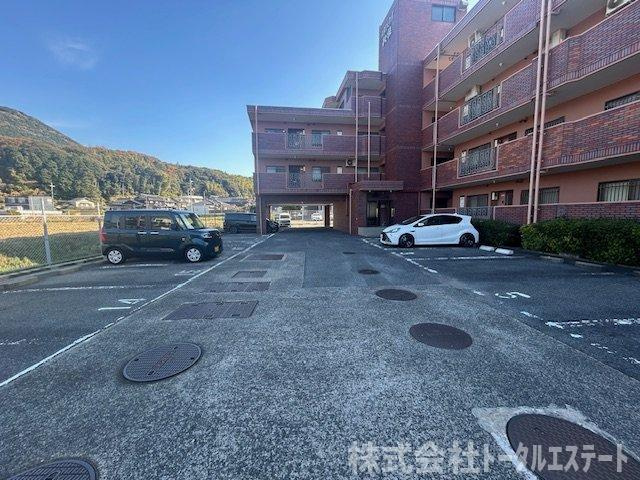 アーデント秋根の駐車場