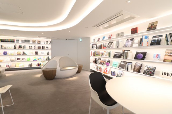 【ロビー】 | 【スカイラウンジ】23階部分です！まるでライブラリーのような、知的でデザイナブルな空間です。