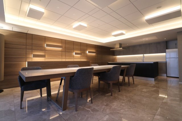 【ロビー】 | 【スカイラウンジ】22階部分です！キッチン設備もあるので、パーティールームとしても利用可能です！