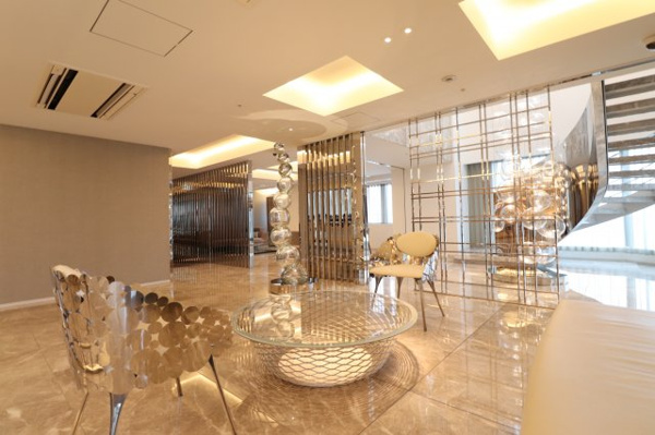 【ロビー】 | 【スカイラウンジ】22階部分です！選び抜かれたラグジュアリーな家具でコーディネートされています。