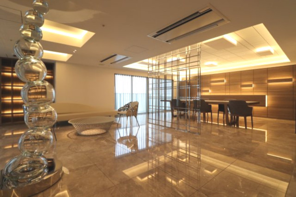 【ロビー】 | 【スカイラウンジ】22階部分です！きらびやかで美しいラウンジ！デザイン性の高さが目を引きます！