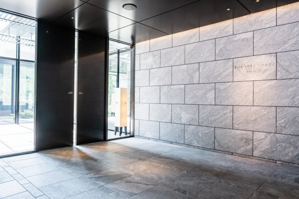 【エントランス】 | 【エントランス】ラグジュアリーホテルのような、落ち着きある上品なデザインと、自然を感じるマテリアル！