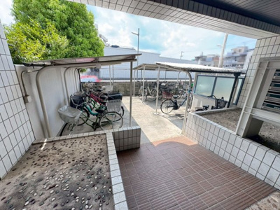 【その他共用部分】 | ライオンズマンション駒川第2 | 駐輪場です！屋根があり雨から自転車を守ります。ご利用条件等はお問い合わせください♪