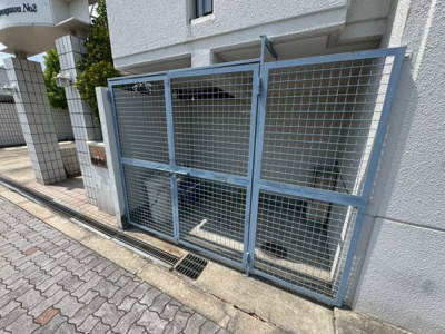 【その他共用部分】 | ライオンズマンション駒川第2 | 共用部のゴミ捨て場です。扉が閉まるタイプのごみ置き場なので、ごみが動物に荒らされ、汚くなくなる心配がありません♪
