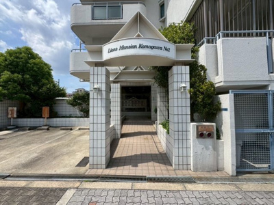  | ライオンズマンション駒川第2 | マンションエントランスの様子です。エントランス部分は綺麗に掃除されており、いつも快適にお過ごしいただけそうです♪
