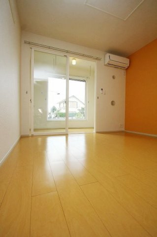 ルート３＆Ｍ・ＹⅤの内装|明るい色調の室内です