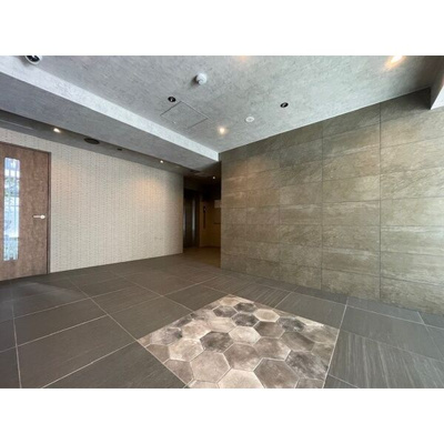 【エントランス】 | ファーストフィオーレ北大阪リアン | 落ち着いたエントランスです