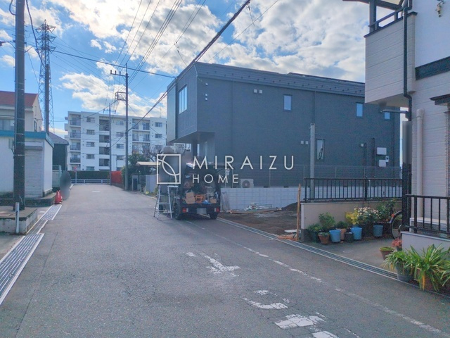 【前面道路含む現地写真】 | 洗濯機置き場と脱衣スペースもしっかりと確保されている洗面室、洗面コーナーは、窓から陽も差し明るく開放的な造りです。家事導線も良いので洗濯物やお湯はりもストレスフリーに毎日家事を楽しめそうです。
