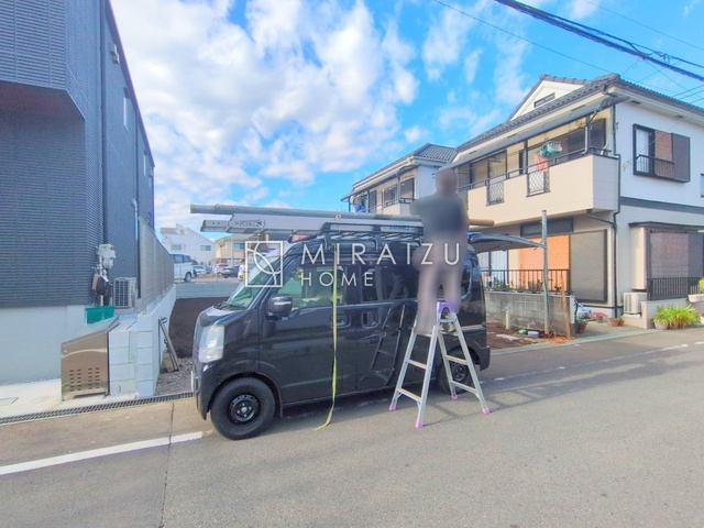 【前面道路含む現地写真】 | 空気の換気と窓からの光の明るさに配慮した清潔感のあるトイレ、ご自分の好きなアロマや芳香剤を置いて落ち着く空間を演出、一人になれる空間ですから、リラックスしたいですね。
