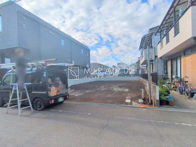 【周辺】 | いってきます♪ただいま♪明るい声が聞こえてきそうな玄関。ナチュラルなカラーがとても清潔感のある造りです♪
