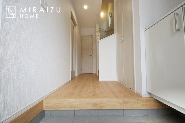 【玄関】 | 永く住むからこそシンプルで飽きのこないデザインに。ただいま、おかえりの温かな声が聞こえる玄関。
