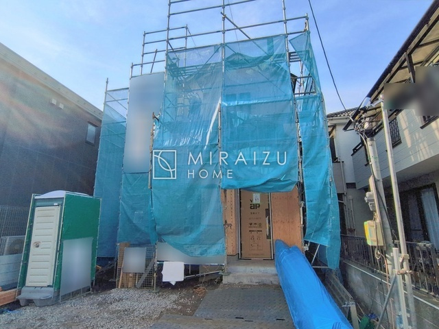 【前面道路含む現地写真】 | 陽当たりが心地の良いリビング空間です。日中はカーテンを開けて自然な光を取り込みリラックスして過ごしたいですね、照明器具もセンスの良いものを使いたいですね。
