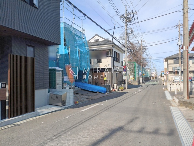 【前面道路含む現地写真】 | 大きな窓が特徴の南向きリビングでは、太陽光も沢山取り込むことが出来てお家の中にいても日光浴が可能ですね、開放的な空間です。インテリア選びも楽しそう、ご家族様で相談しながらインテリア配置も楽しみたいです