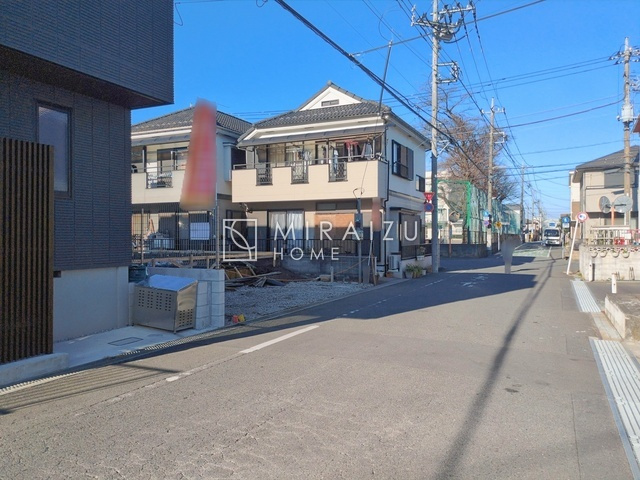 【周辺】 | 明るい光が取り入れられる空間設計のリビングです。インテリア配置もしやすい間取りです。壁や床の色と合わせて落ち着いたインテリアも選びたいですね♪グリーンを飾っても素敵だと思います。
