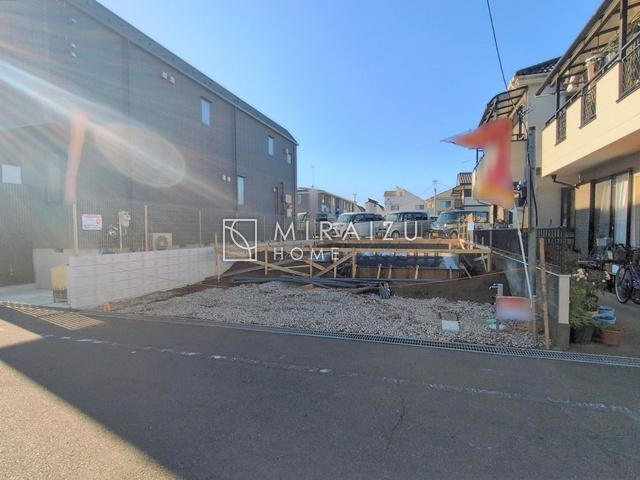 【周辺】 | 洗練されたキッチンでは毎日の家事を少しでも楽に快適に工夫したいですね、大きいシンクではお皿洗いもストレスフリー、3口コンロでは要領よくお料理も可能です。レンジフードもお掃除がしやすい設計が嬉しい。
