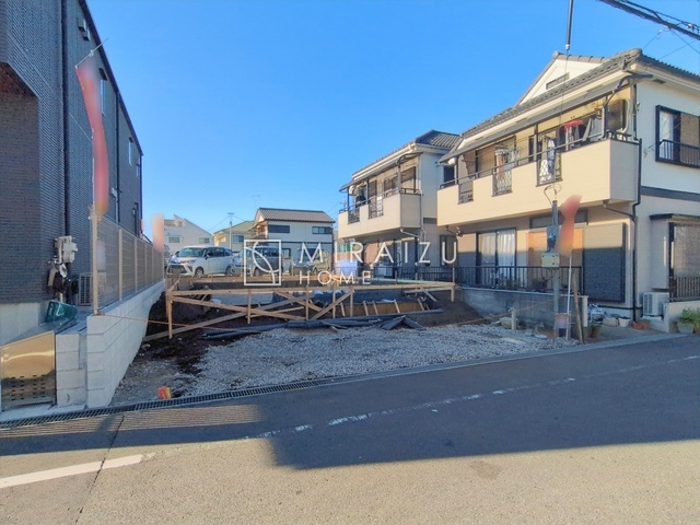 【周辺】 | スッキリとした形が上品な広々ワイドキッチンです。レンジフードもすっきりとした造りなので圧迫感もございません。窓もあり明るい空間の中で毎日お料理することが可能です。収納スペースも広いのが嬉しいですね。
