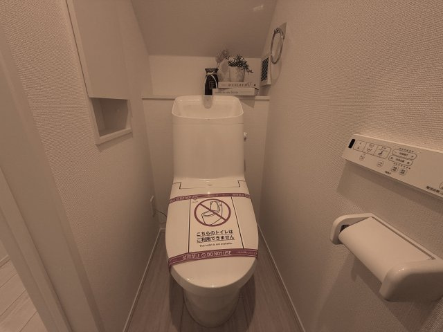 魚住町清水　新築戸建のトイレ