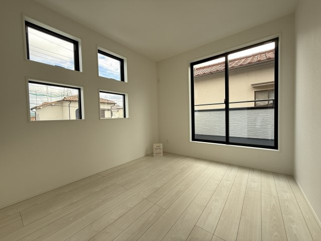 魚住町清水　新築戸建の洋室