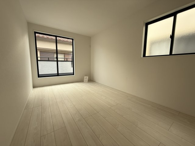 魚住町清水　新築戸建の洋室