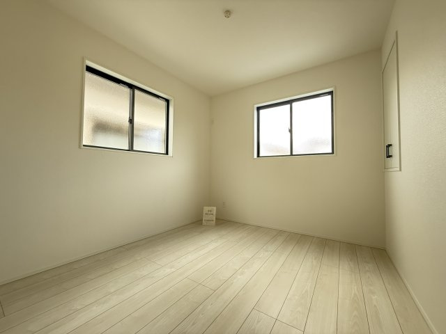 魚住町清水　新築戸建の洋室