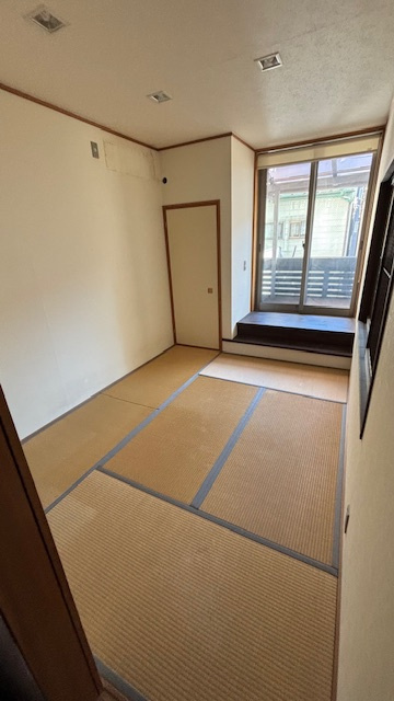 大阪市住之江区東加賀屋2丁目   貸家の和室|明るい和室です