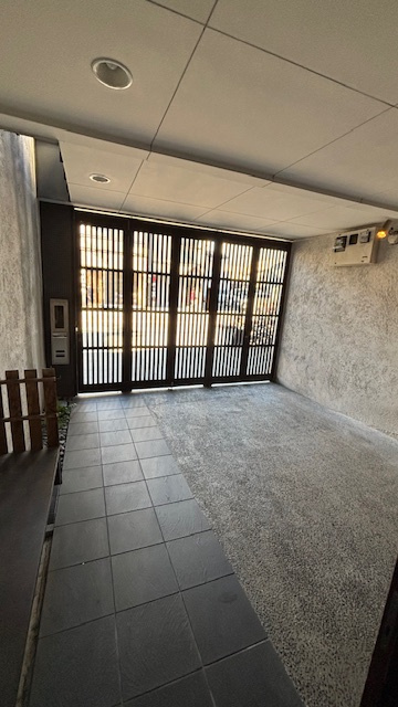 大阪市住之江区東加賀屋2丁目   貸家の駐車場|駐車場に車を止められます