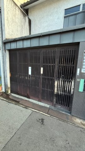 大阪市住之江区東加賀屋2丁目   貸家の駐車場|カースペースがあります