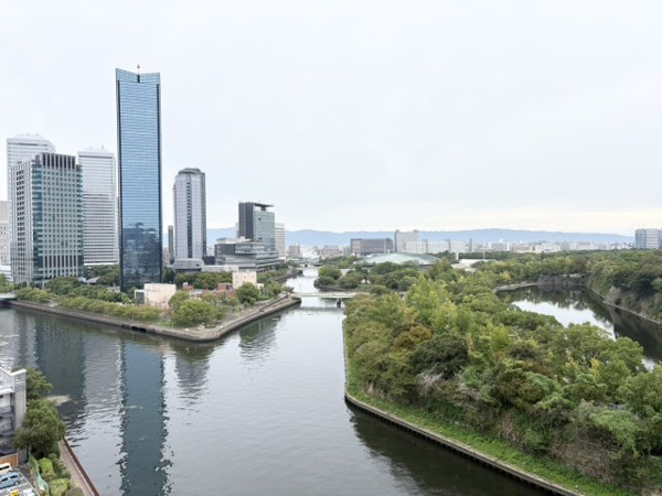 【展望】 | 【物件からの眺望】周りに高い建物が少なく、広く大阪の景色をお楽しみいただけます☆