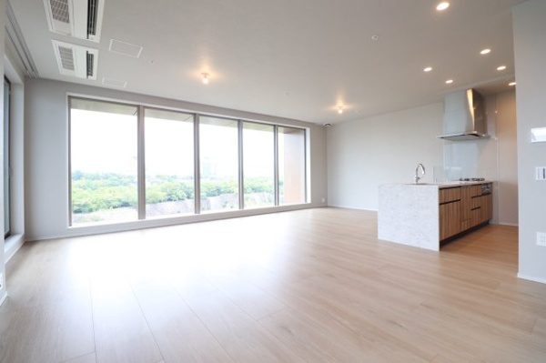 【居間・リビング】 | 【リビングダイニング】大きな窓からたくさんの陽が差し込み、お部屋全体がとても明るく、暖かみある空間☆