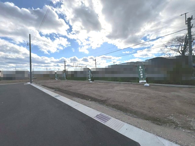亀岡市千代川町今津2丁目の外観|現況、周囲には高い建物がなく、広々とした分譲地です。
