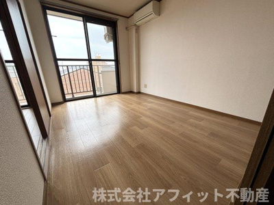 【居間・リビング】 | サン・オーレ東福山 | 南側の洋室6帖