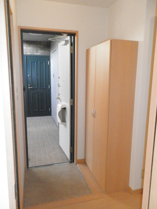 泉大津市高津町のハイツの玄関|収納もある玄関です