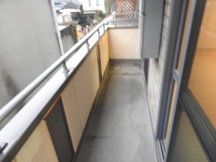 泉大津市高津町のハイツのバルコニー|お洗濯にも便利なバルコニー付き