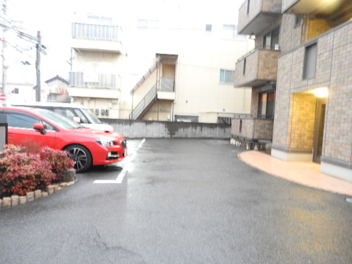 泉大津市高津町のハイツの駐車場|カースペースがあります