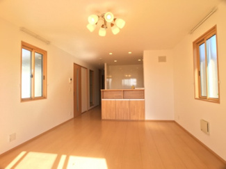 【居間・リビング】 | ラ・ルミエール | 対面キッチン、ガスコンロ