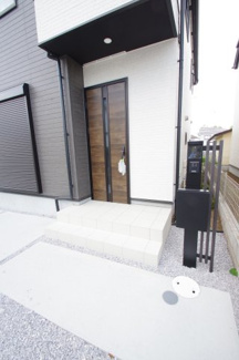 【玄関】 | 【仲介手数料無料！！】府中市多磨町2丁目　新築戸建て（全7棟）2号棟　5990万円
