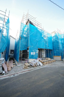 【外観】 | 【仲介手数料無料！！】府中市多磨町2丁目　新築戸建て（全7棟）2号棟　5990万円 | 令和7年12月12日撮影　建築中