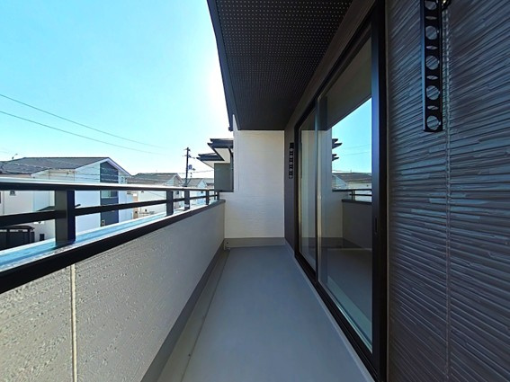岡山市南区泉田1丁目2期2号棟のバルコニー|東向きのバルコニーで朝の光で気持ちの良い目覚めが可能です。