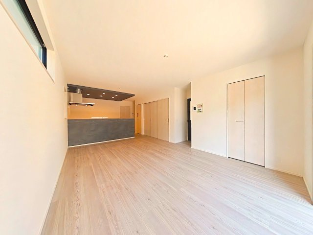 岡山市南区泉田1丁目2期2号棟の居間・リビング|18帖とリビングダイニングは開放的な空間となっています。