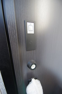 【内観：施工例】 | 【仲介手数料無料！！】稲城市押立　新築戸建て（全13棟）5号棟　4980万円 | 玄関扉はカードキー対応