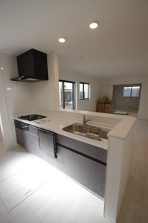 【内観：施工例】 | 【仲介手数料無料！！】稲城市押立　新築戸建て（全13棟）5号棟　4980万円 | キッチン